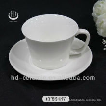 Reine weiße keramische Teetassen und Untertassen, Teetasse, Kaffeetasse, heiße Getränkbecher